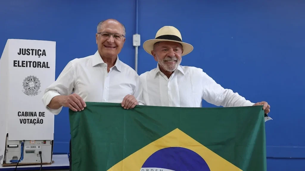 Lula da Silva saludando tras emitir su voto en las elecciones generales de Brasil