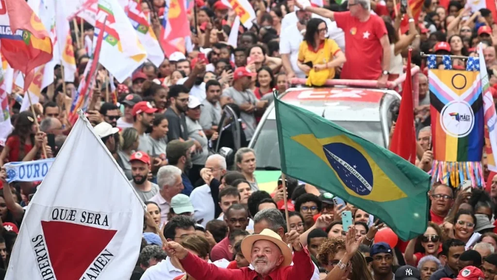 Lula da Silva y Flávio Bolsonaro protagonizan tenso debate electoral en Brasil - cobertura especial