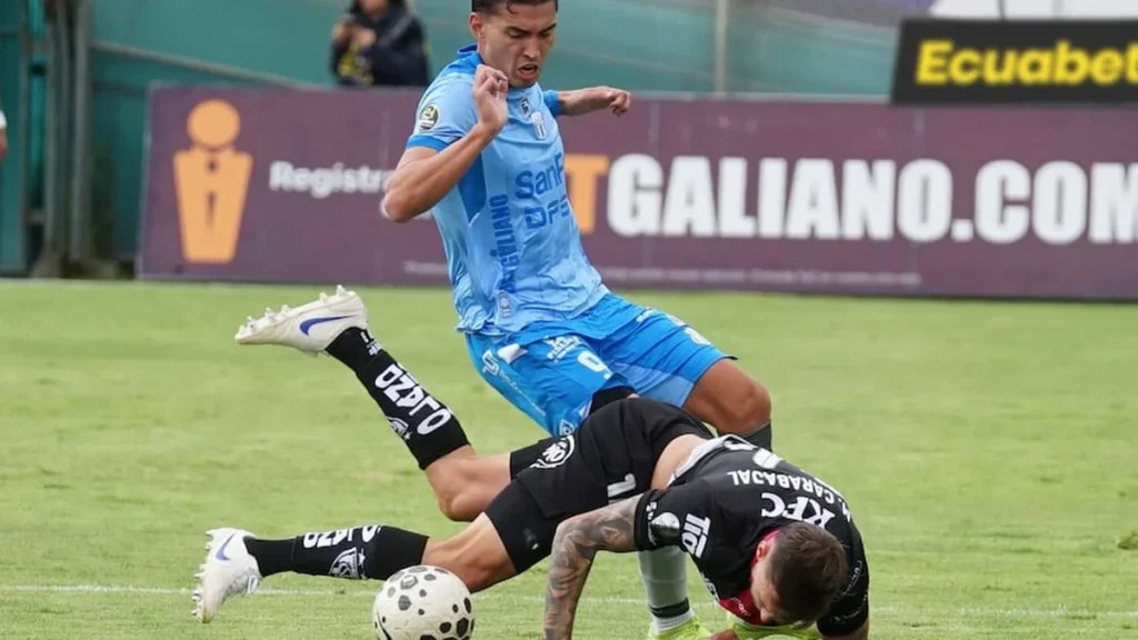 Delantero de Macará celebrando con la camiseta celeste en el estadio Bellavista de Ambato