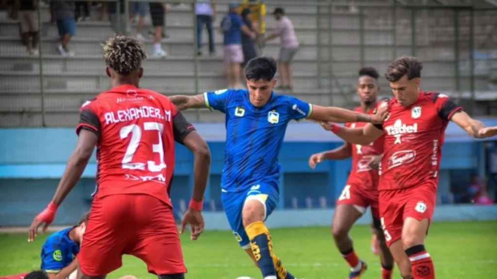 Jugadores de Delfín y Manta disputando un balón en el estadio Jocay de Manta