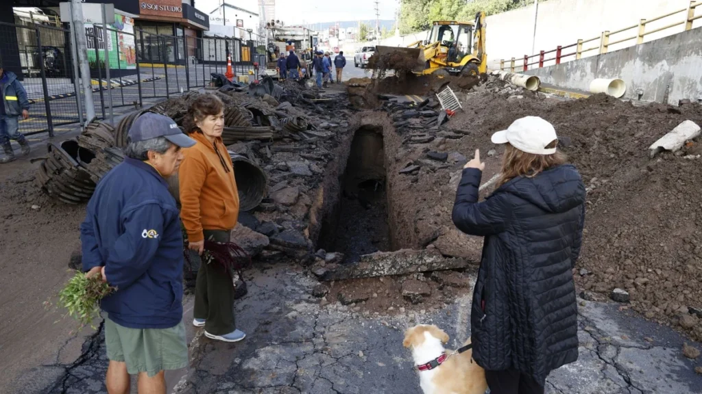 Intensa maquinaria trabaja en socavón de avenida Ilaló en Los Chillos