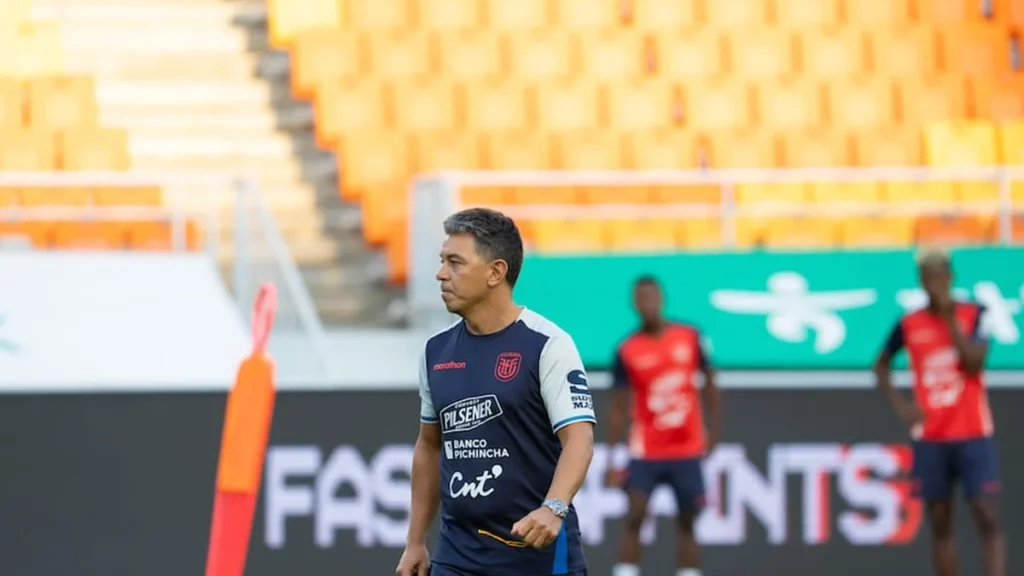 Marcelo Gallardo dirigiendo un entrenamiento de la Selección de Ecuador