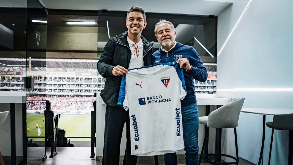 Marcelo Gallardo posando con la camiseta de Liga de Quito junto a dirigentes