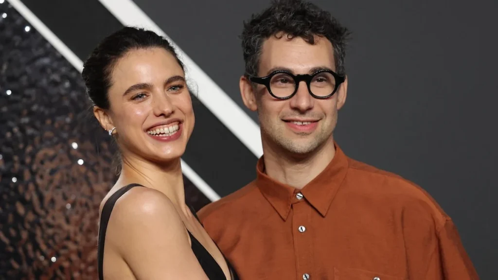 Margaret Qualley y Jack Antonoff en estreno de cine