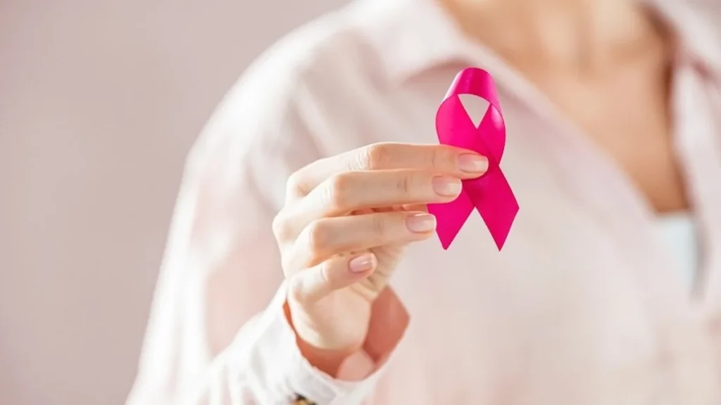 Investigadores científicos en laboratorio analizan muestras moleculares para tratamientos de cáncer de mama