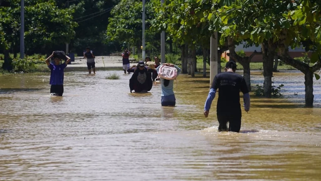 Calles inundadas en el litoral ecuatoriano por intensas precipitaciones
