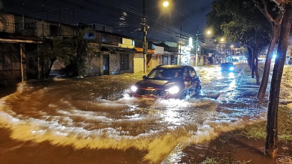 Mas de 80 sectores de Guayaquil resultaron anegados por fuerte temporal