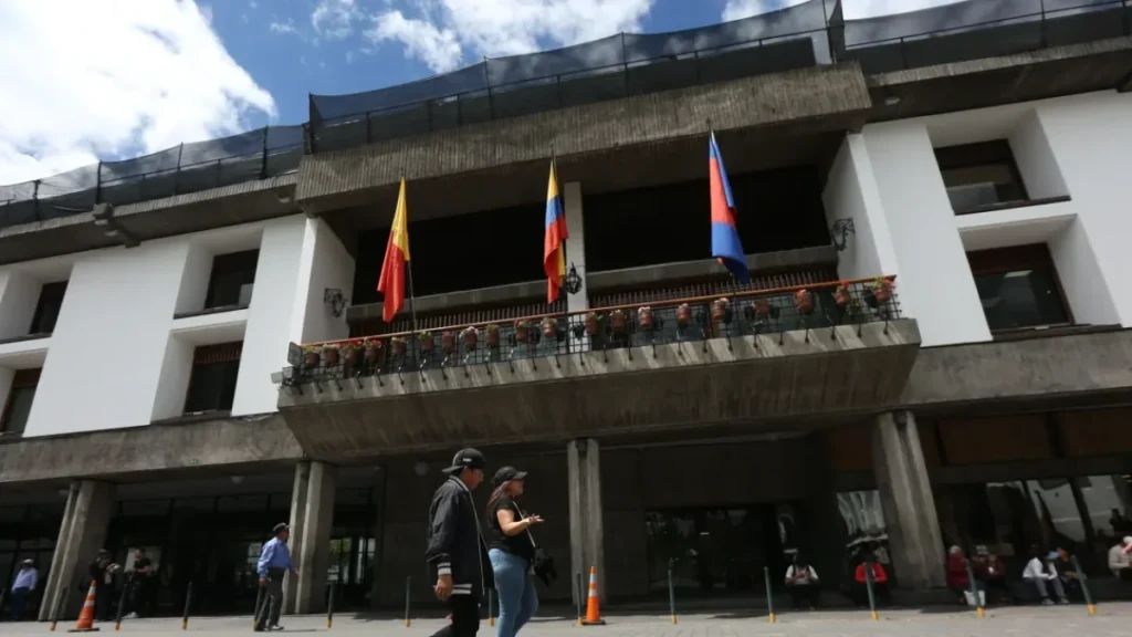 Mauro Andino ofrece declaraciones ante los medios de comunicación en Quito