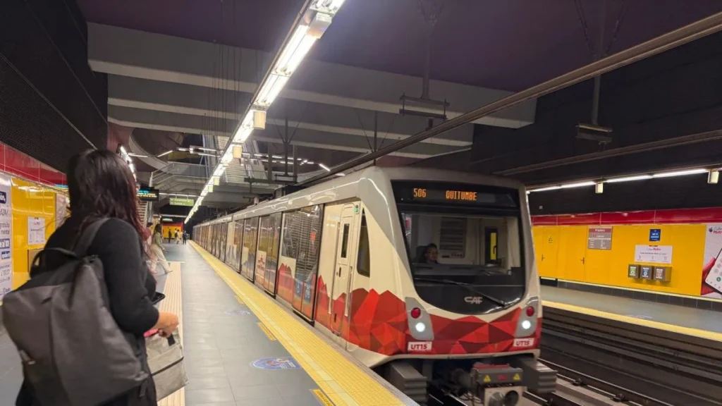 Usuarios abordando un tren subterráneo en la estación El Labrador del Metro de Quito