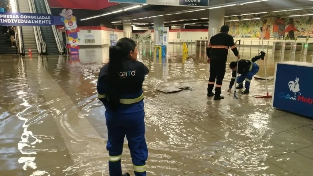 Acceso a una estación subterránea del Metro de Quito con pasajeros
