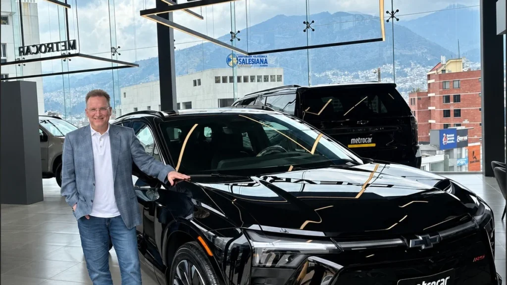 Directivos de Metrocar y General Motors durante reunión estratégica en Quito