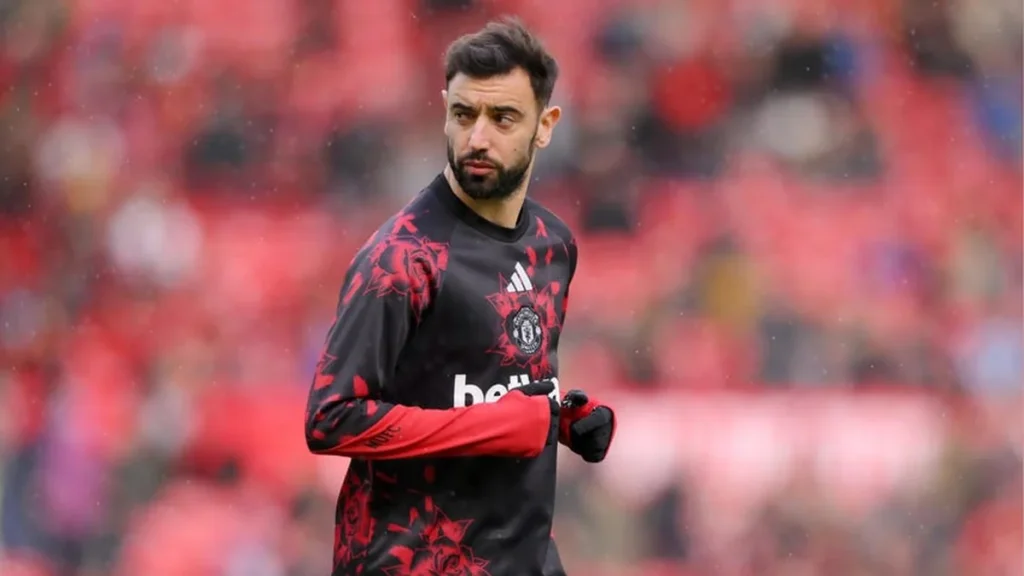 Bruno Fernandes en rueda de prensa con uniforme del Manchester United