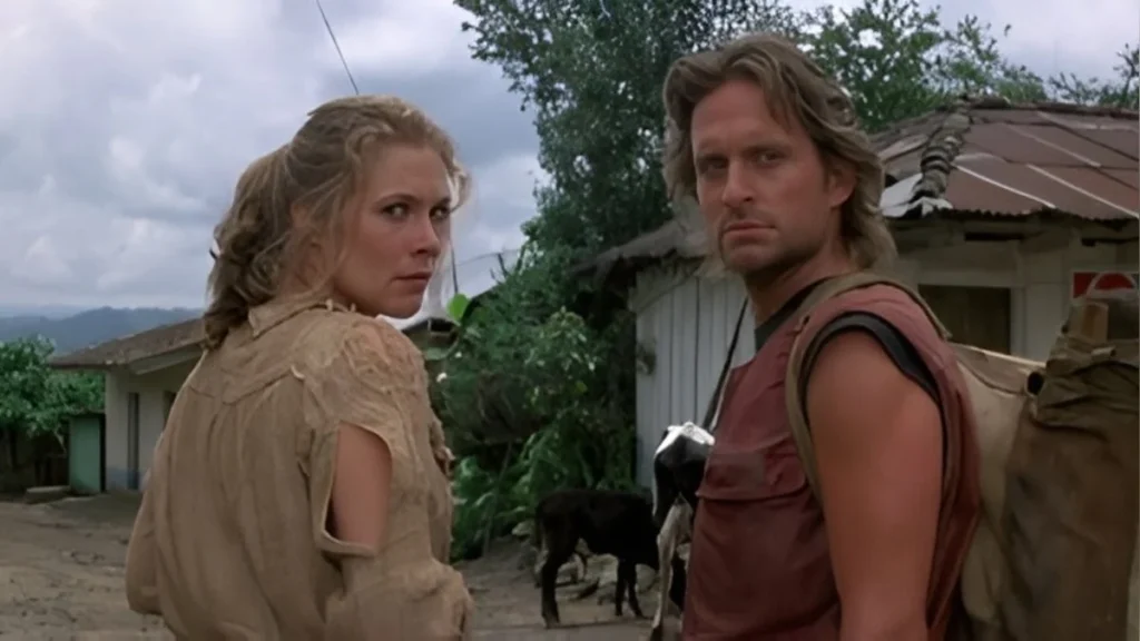 Michael Douglas y Kathleen Turner en una ceremonia cinematográfica