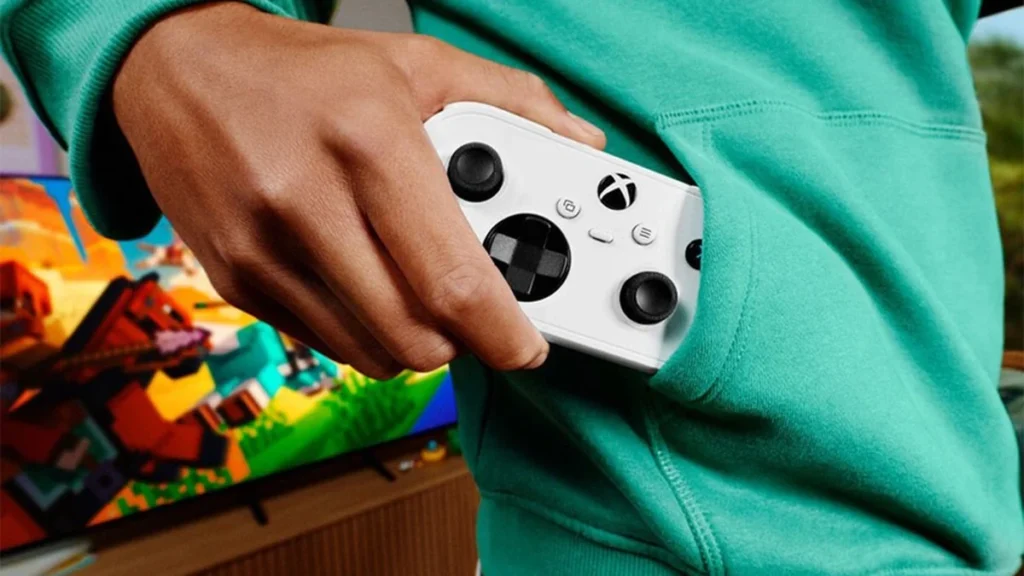 Mando inalámbrico compacto Xbox Nano sobre superficie de prueba tecnológica