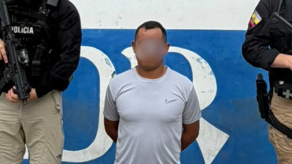 Agentes policiales custodian evidencias y detenidos tras operativo contra banda delictiva
