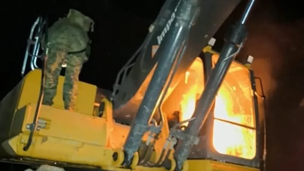 Efectivos militares custodiando e inhabilitando retroexcavadoras en zona selvática de minería ilegal