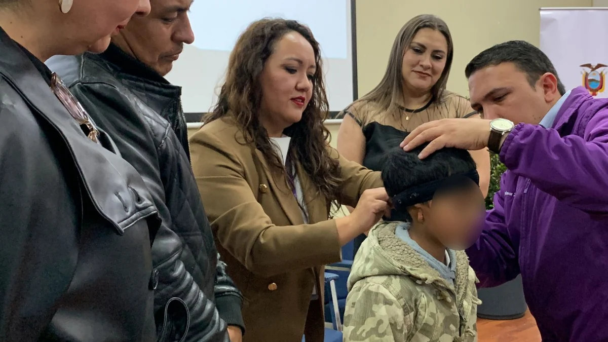 Especialista colocando un dispositivo de audífono a un paciente en hospital público