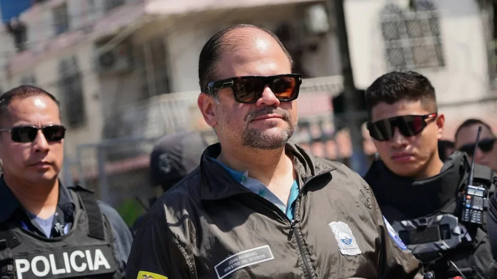 El ministro John Reimberg ofrece declaraciones a los medios sobre procesos de extradición