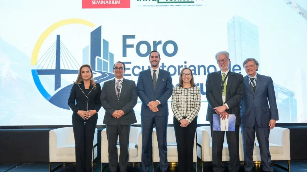Ministro Roberto Luque en el I Foro Ecuatoriano de Infraestructura