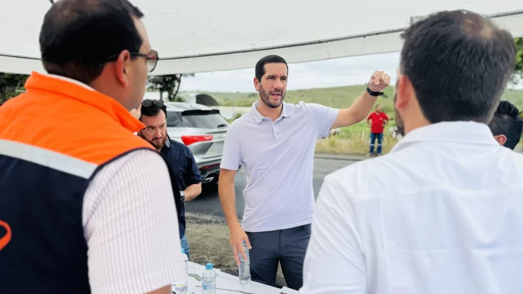 Maquinaria pesada y trabajadores del MTOP en labores de pavimentación vial en Manabí