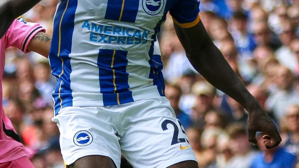 Moisés Caicedo disputando un balón en la Premier League con el Chelsea FC