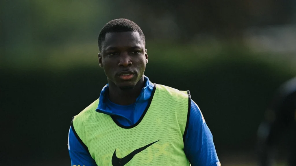 Moisés Caicedo con uniforme del Chelsea FC en calentamiento previo a partido de Premier League