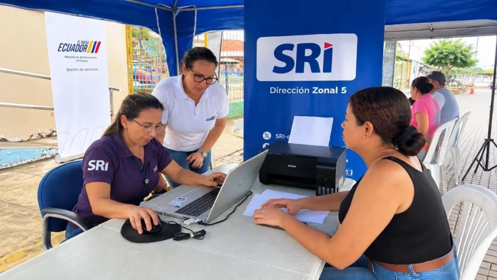 Contribuyentes en oficinas del Servicio de Rentas Internas del Ecuador