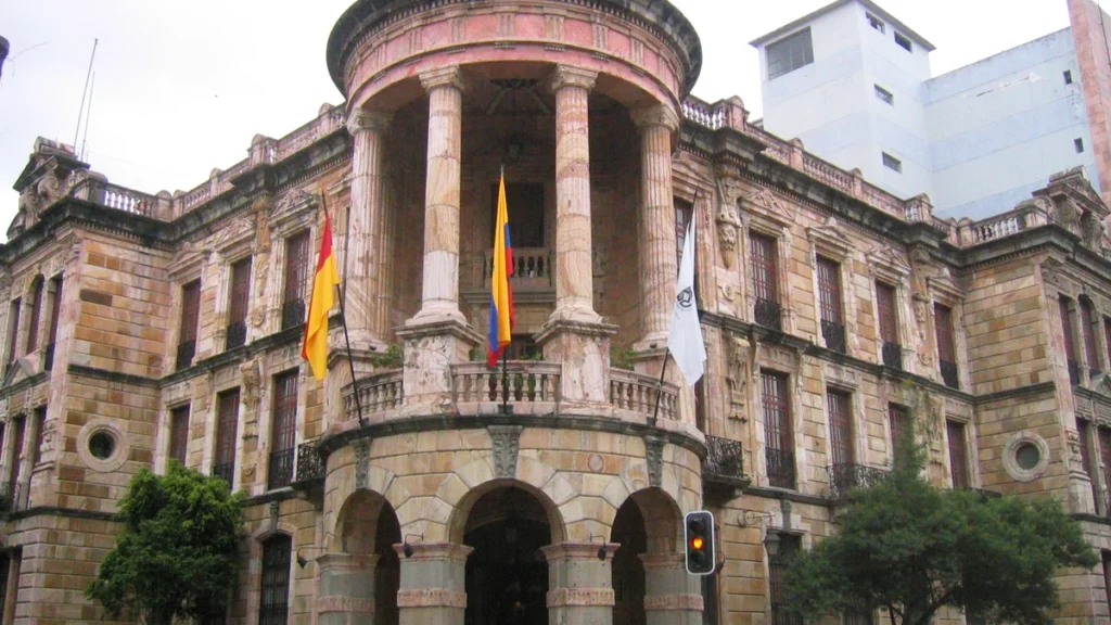 Fachada patrimonial del edificio de la Alcaldía de Cuenca en el centro histórico de la ciudad