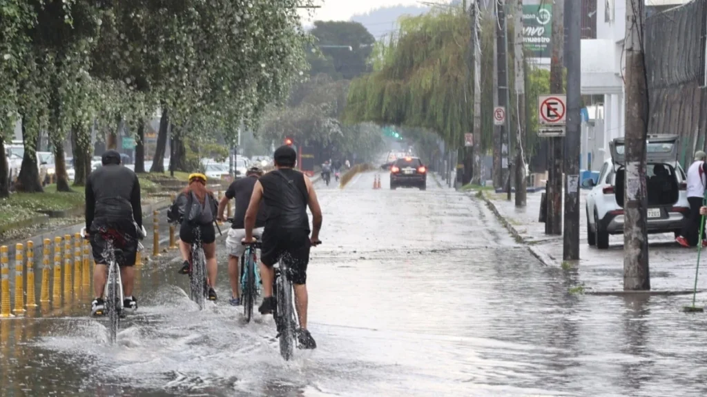 Sesión del Concejo Metropolitano de Quito debatiendo recursos de emergencia
