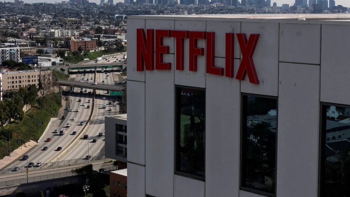 Sede corporativa de Netflix y logotipo de la plataforma en pantalla digital