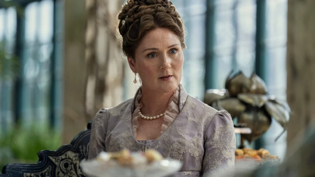 Escena de la serie Bridgerton con la matriarca de la familia Lady Violet