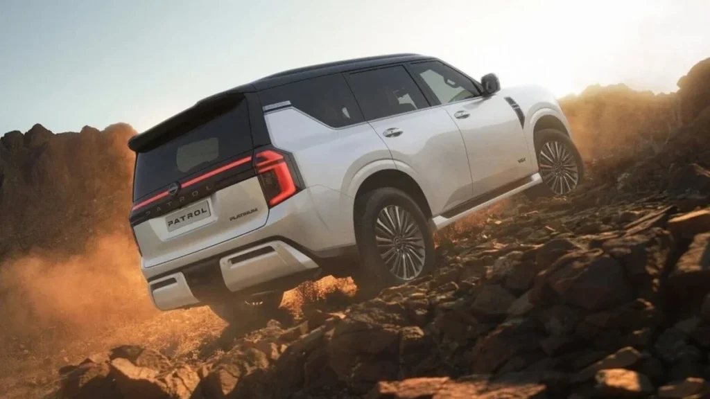 Nissan Patrol séptima generación cruzando dunas de arena