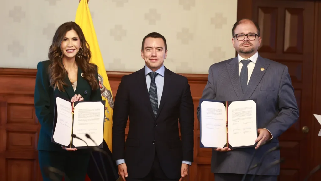 Presidente Daniel Noboa en despacho oficial durante gestión gubernamental