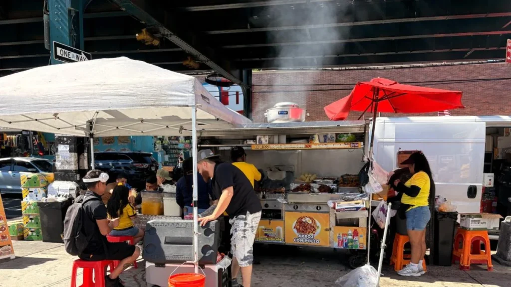 Zona comercial de migrantes ecuatorianos en Queens Nueva York