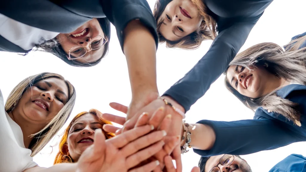 Equipo de trabajo corporativo en una sesión sobre programas de bienestar y salud