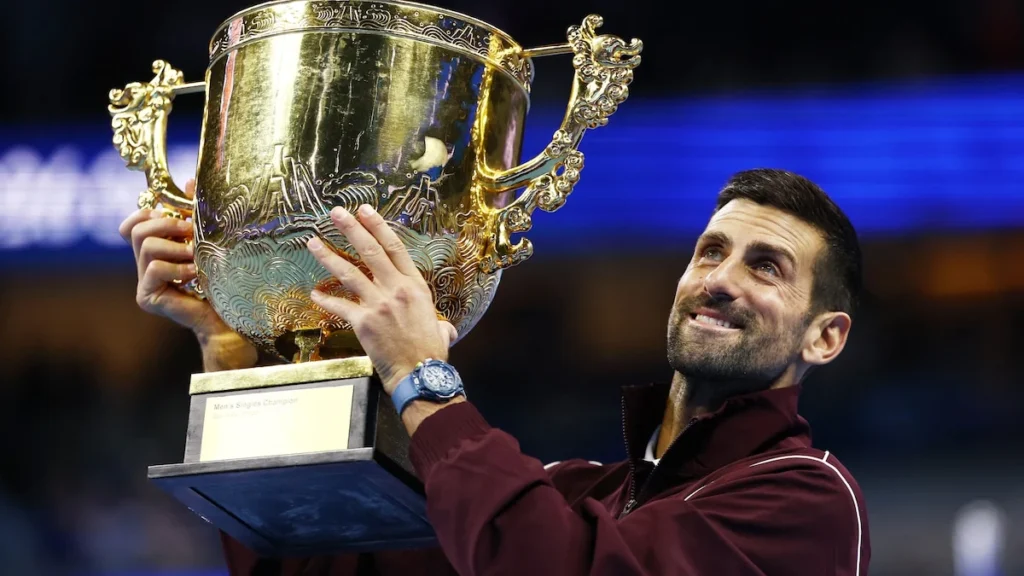 Novak Djokovic celebrando con el trofeo de campeón en Beijing