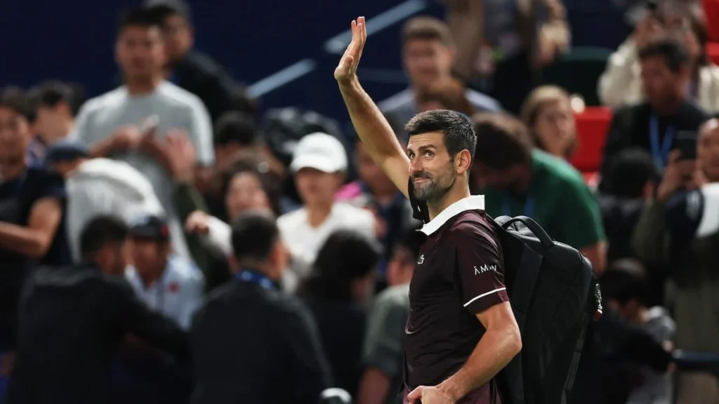 Novak Djokovic lamentando un punto durante su partido en la pista central de Shanghai
