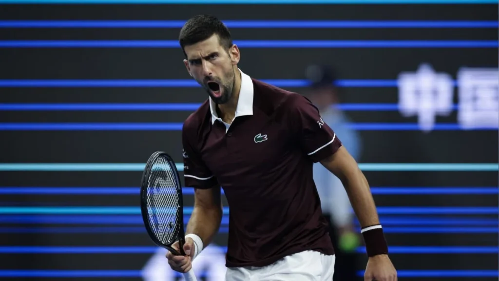 Novak Djokovic celebrando con el puño en alto durante el torneo ATP 500 de Beijing