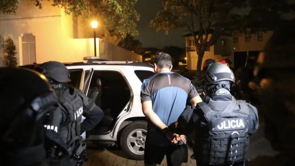 Agentes policiales custodian operativos contra redes transnacionales de narcotráfico en Ecuador