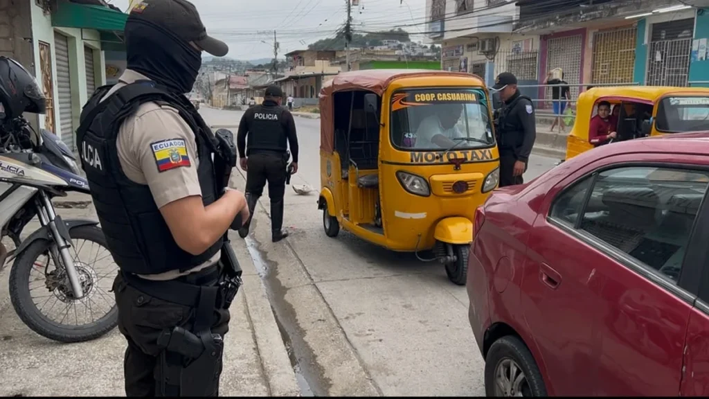 Patrullajes de la Policía Nacional e intervenciones tácticas en el distrito Nueva Prosperina en Guayaquil