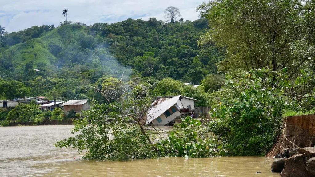 Río crecido inundando pastizales y vías rurales en la costa ecuatoriana