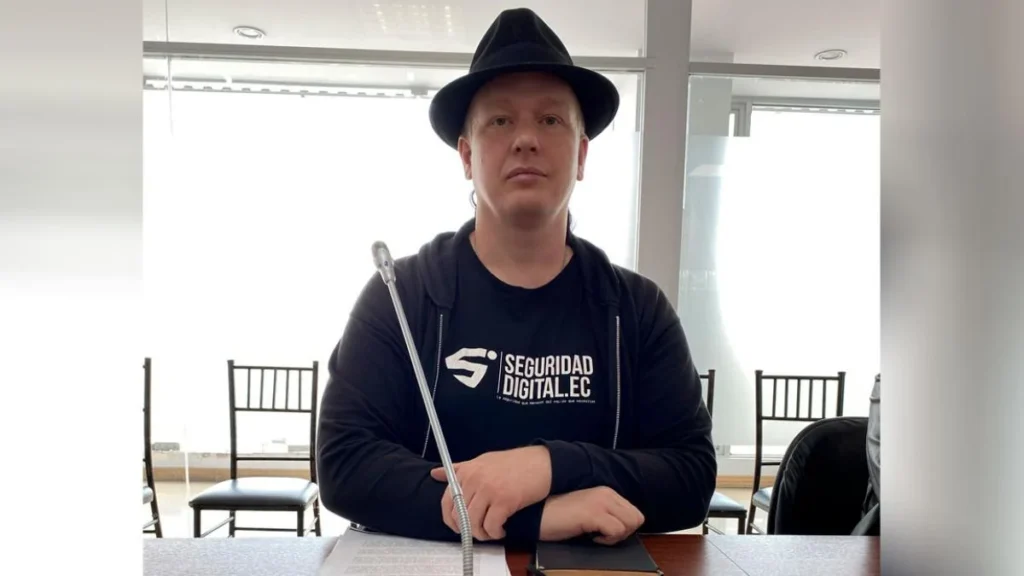El ciudadano sueco Ola Bini durante una diligencia judicial en los tribunales de Quito