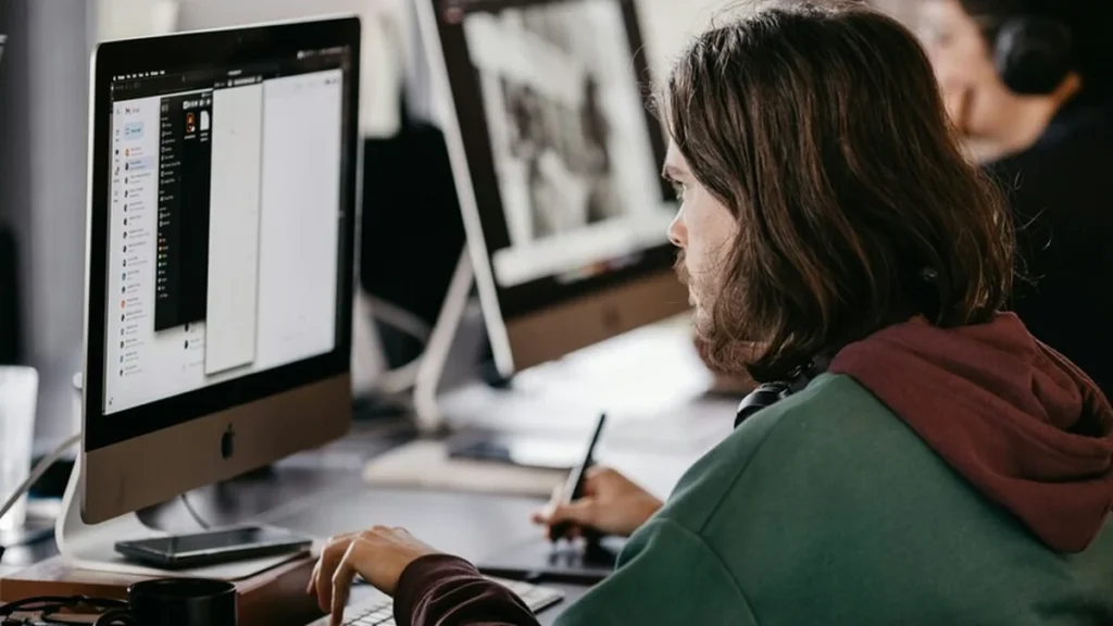 Oficinas corporativas y profesionales informáticos de OpenAI trabajando en inteligencia artificial