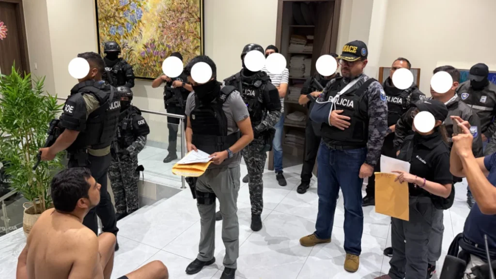 Agentes policiales y evidencia incautada durante la Operación Gran Fénix Cantabria