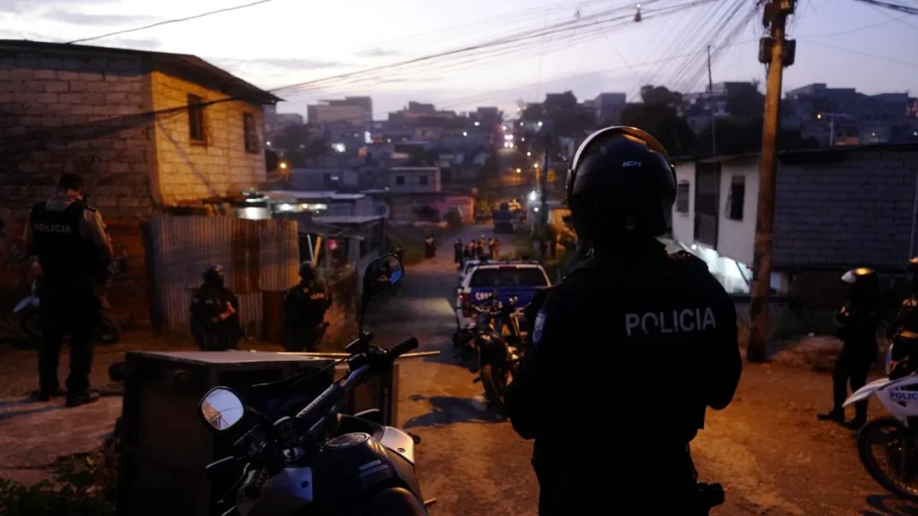 Agentes policiales custodiando a detenidos y evidencias del operativo