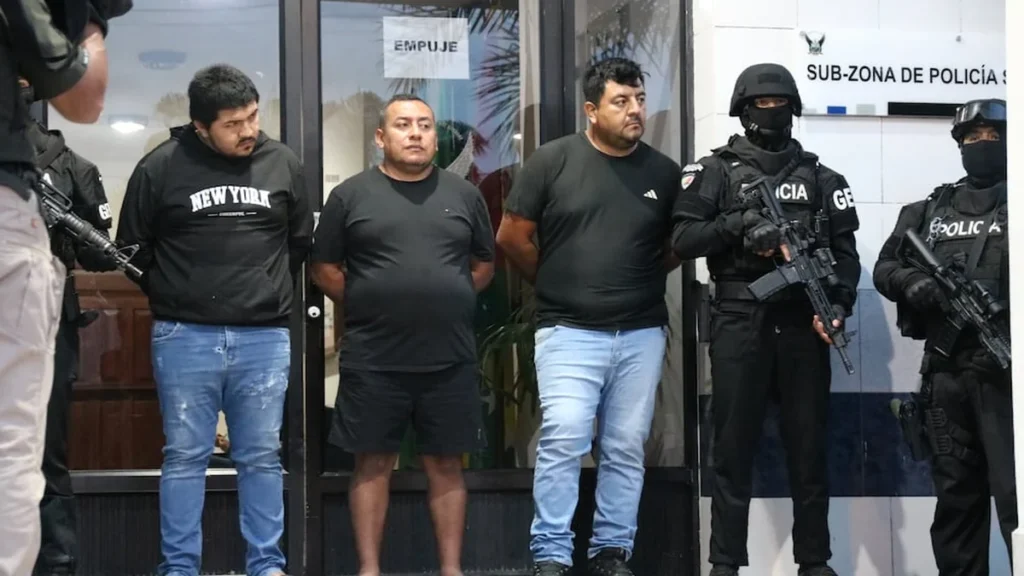 Fuerzas especiales policiales en operativo táctico en zona selvática