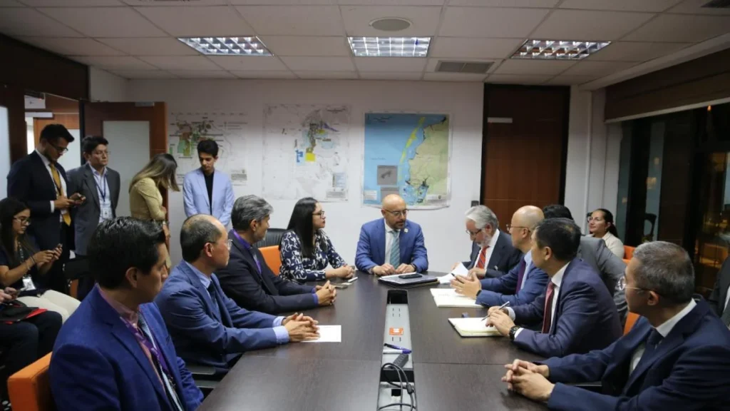 Instalaciones petroleras y torres de perforación en la Amazonía ecuatoriana