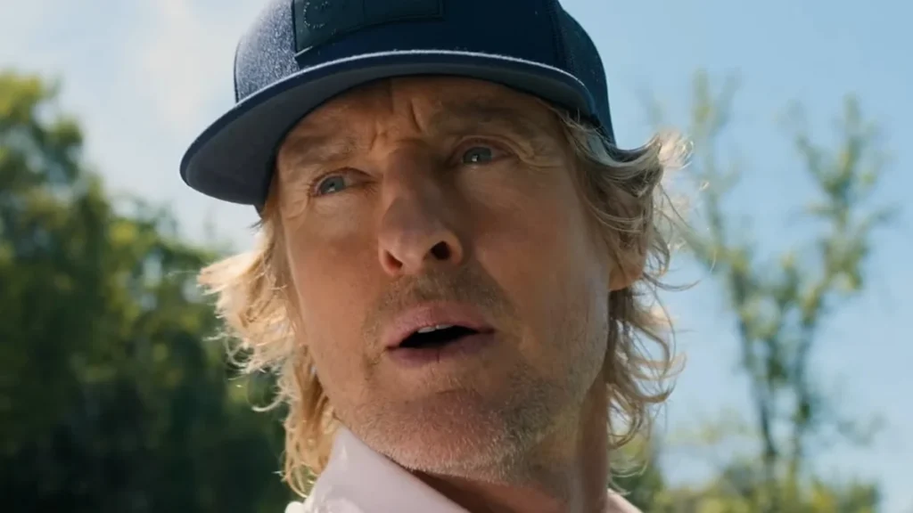 Owen Wilson en el campo de golf durante una escena de la serie de comedia Stick