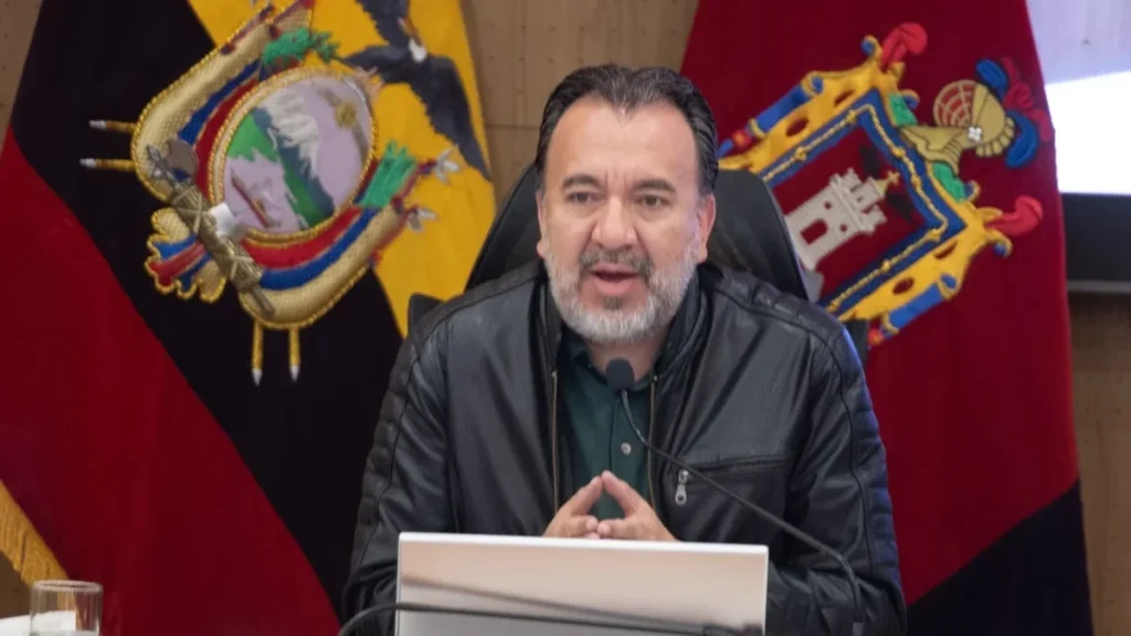 Pabel Muñoz durante anuncio de compra de buses eléctricos para Quito