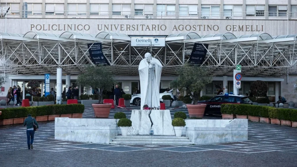 Fachada del Policlínico Agostino Gemelli en la colina de Roma